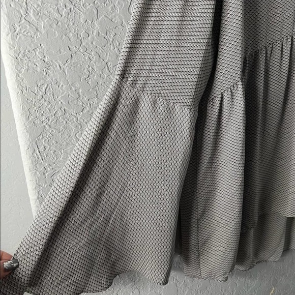 Loft women’s gray and white patterned bell sleeve high low blouse size medium - Picture 3 of 6